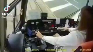 突然好想去应聘有轨电车司机