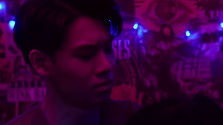 Love scheming vee kiss