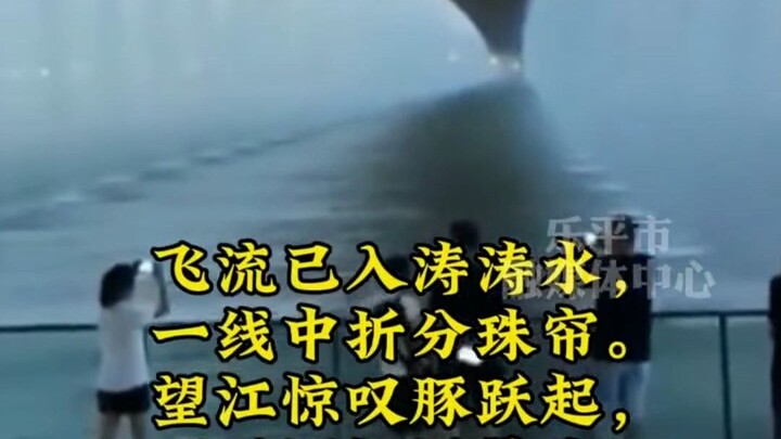 Người đàn ông trú mưa dưới cầu, ngẩng đầu lên thì bất ngờ thấy dải Ngân Hà dài 1.700 mét tuôn chảy n