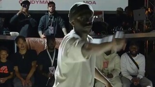 These guys who dance with glasses are more ferocious than the others