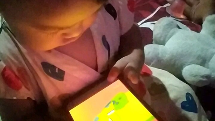 Sotoy banget anak bayi main HP