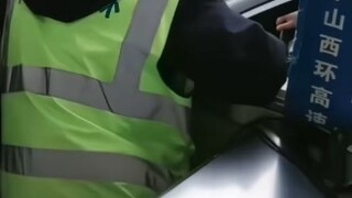 Làm sao người lái xe có thể đi trên đường cao tốc mà không có thẻ? Công việc hàng ngày của người thu