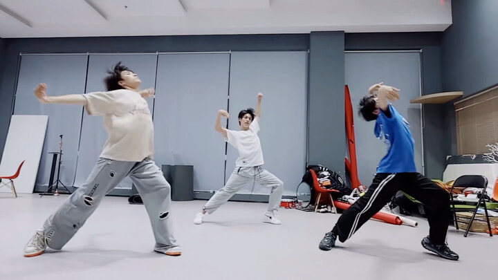 Watching the dance crew perform is such a treat—Yu Yuhang’s final move was so cool! Hope we can see 