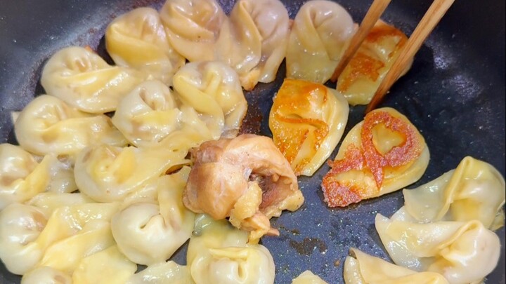 แบบกระทะร้อน: เสี่ยวฮุนถุนน้ำซุปไก่