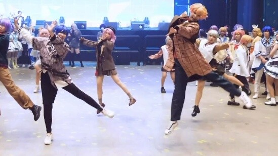 How come you guys at WS dance along more happily than on stage? [WS-Starry Sky Orchestra]