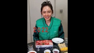 Qiu Cixuan and her husband enjoying a little wine with sashimi—what a life! 20220107