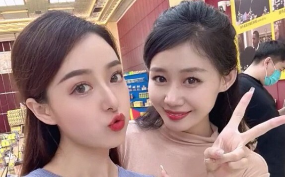 ในไลฟ์สดของกลุ่มบริษัทเยวี่ยซู่ รสนิยมของเจ้านายช่างคงเส้นคงวาจริงๆ ไม่เปลี่ยนไปเลยตลอดหลายสิบปี