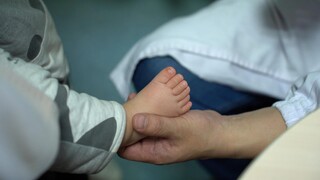 Người mẹ đếm 6 ngón chân của em bé trong khi thay tã và đếm nhiều lần vì sợ đếm nhầm.