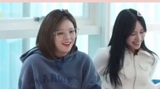 Tzuyu nham hiểm chạy lung tung trước mặt các chị