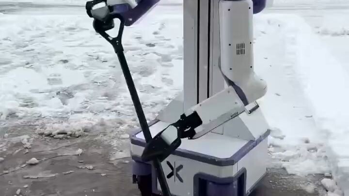 robot cleaning ice road