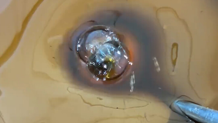 Apa bedanya orang yang menemukan botol minyak ini dengan seorang jenius?