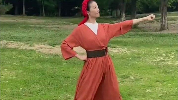 ผ่านไปหลายปี ทักษะพื้นฐานการเต้นของกองกำลังป้องกันพลเรือนหญิงยังคงไม่เปลี่ยนไปเลย