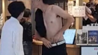 女生分享无意间抓拍到男生抓当的一幕，想要微信不敢上前！！！