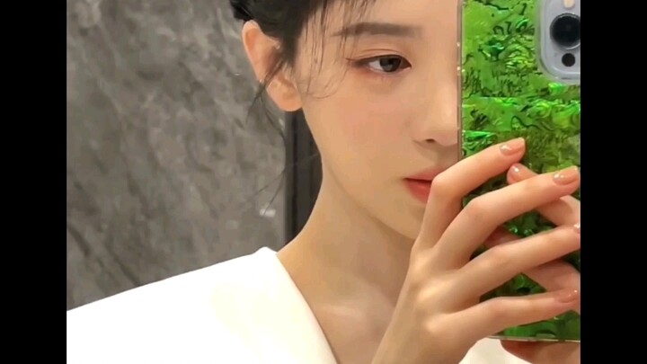 เกี่ยวกับเรื่องที่จวีจิ้งอีใช้บัญชีรองโพสต์ลงในฟีดโซเชียล จวีจวีจื่อมีชีวิตอย่างจริงจังมากเลยนะ น่าร