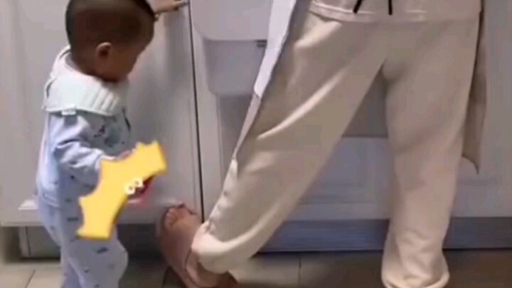 คุณแม่กำลังยุ่งอยู่ในครัว ลูกน้อยวิ่งมา “ก่อกวน” แต่ทุกท่าทางกลับถูกคาดเดาได้อย่างแม่นยำ ชาวเน็ตบอกว