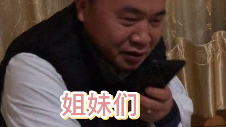 A man in his late 50s chases Yi Yangqianxi, the scene is so exciting