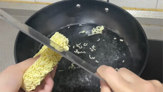 My girlfriend wants to eat knife-cut noodles, so I make it for her if I love her.