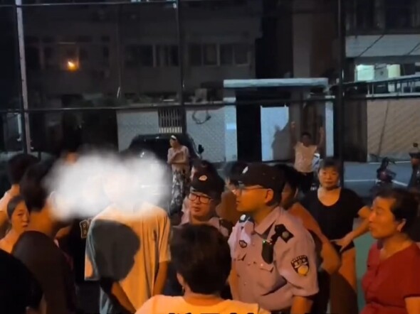 لعب الشباب كرة السلة في ملعب القرية لمدة 6 ساعات، فنشب خلاف مع السيدات اللواتي يمارسن رقص الساحة. فق