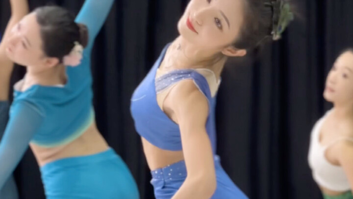 "Colorful Clouds in the South" has the first classroom straight shot footage in life~ Xiao Li is hap