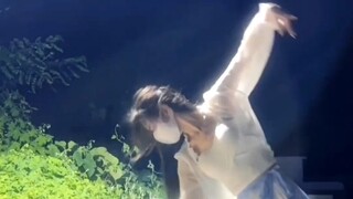 “旧城以西续前缘，莫愁一舞定终身”“朝阳不照逍遥池，爱意空鸣今非谷”