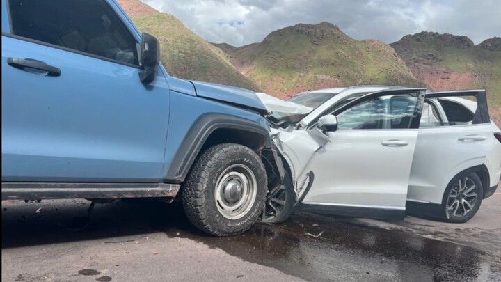 Một tài xế xe tăng 300 đang di chuyển ở Tây Tạng đã bị một chiếc xe Haval HAVAL đâm trực diện