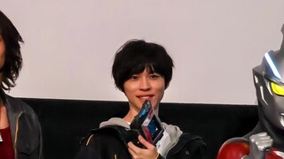 พิธีส่งมอบระหว่างอุลตร้าแมนโอเมก้า และอุลตร้าแมนอาเกอร์!