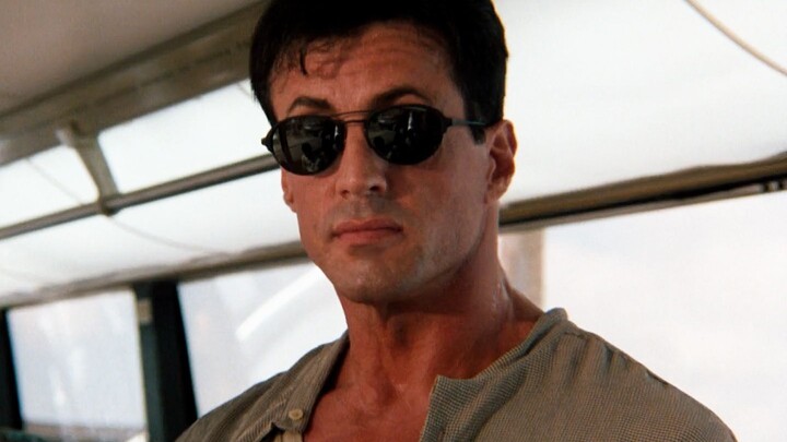 Ketika Stallone direbut kursinya, dia langsung ‘mendidik’ lawannya dengan cara yang brutal!