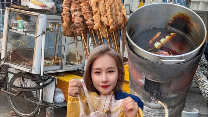 Quán vỉa hè mở đã 24 năm! Toàn bộ chỉ 1 tệ một xiên! Khung gà 4 tệ cả con!