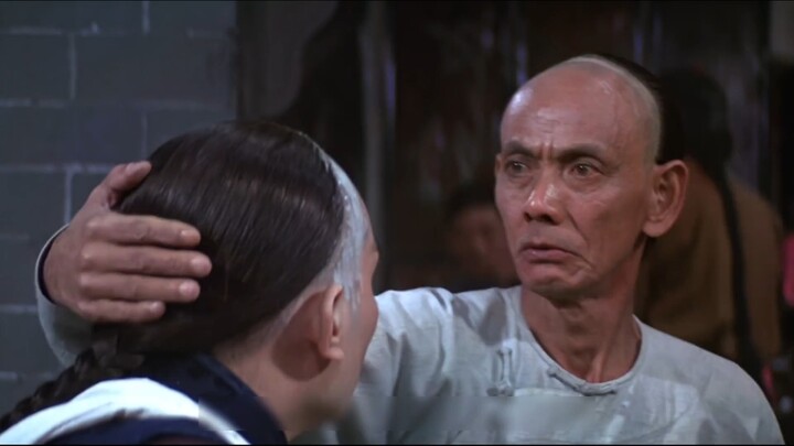 Sedang bercukur di Jalan Qianlong, ia malah dipukuli dan dimaki-maki, sampai terjebak di tangan tuka