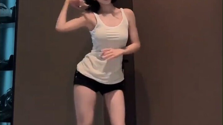 Chị gái chân dài phong cách chín chắn nhẹ nhàng uốn mình, làm rung động trái tim