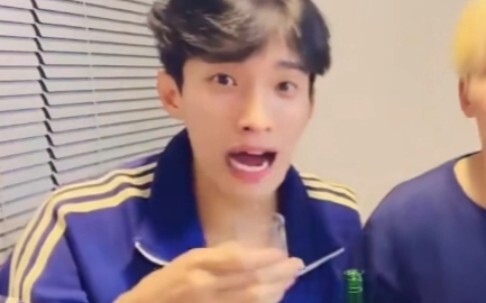 การแปลงร่างเป็นคนสุดพิลึกของเต้าเจี้ยนมี่: “แก้วเหล้าของฉันหิวแล้ว!”
