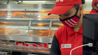 เพื่อนของฉันมาอินเดีย ฉันเลยพาเขาไปกิน KFC