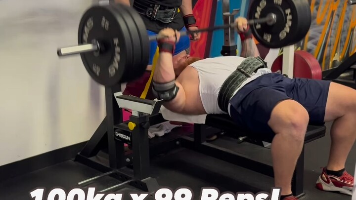 حطيت 100 كيلو اليوم وكنت متحمّس جدًا، لكن لما فتحت بيتو، شفت لسه لازم أتدرب أكثر!