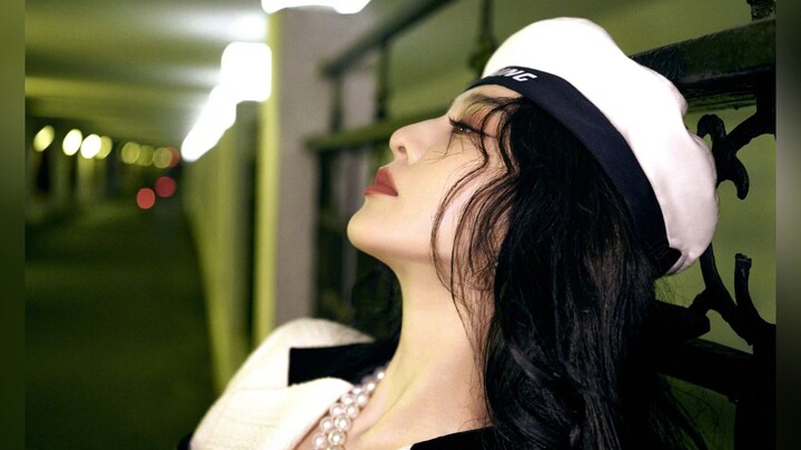 Fan Bingbing graced the Shanghai Fashion Week 2023 Spring/Summer runway in a white suit paired with 