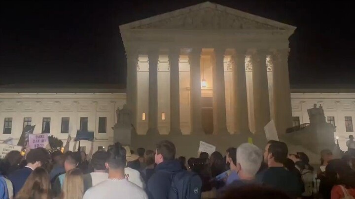 ผู้ชุมนุมประท้วงหน้าศาลฎีกาคืนนี้