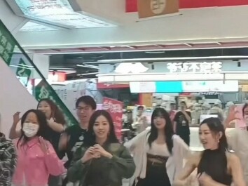 梦幻联动！芊语，雨林空降随机舞蹈，跳queencard