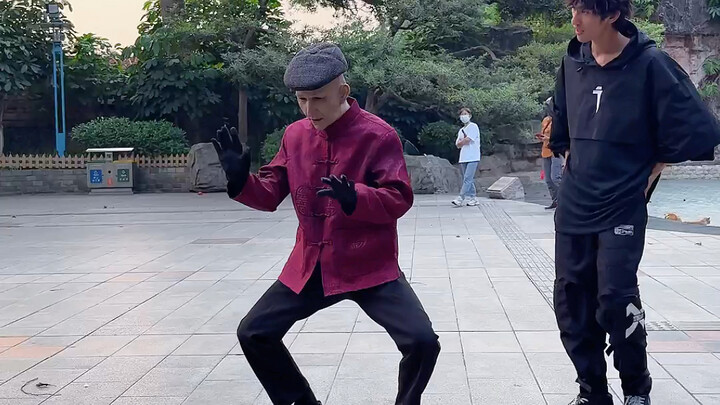 เห็นคุณลุงไม่รู้จักเต้นท่าสะบัดขา ก็เลยคิดจะเข้าไปสอนหน่อย แต่กลับกลายเป็นว่า…