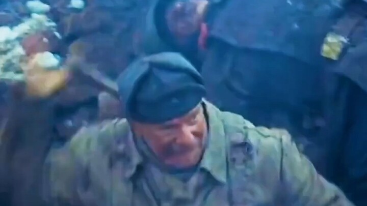 A female doctor is bandaging a soldier's wound, but the soldier is stunned, staring at the "gap" on 