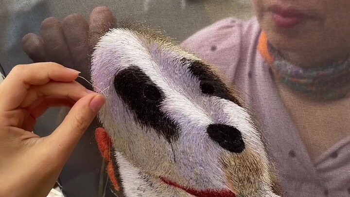 很多人说，绣狗和猴不创新，绣个山水都比这些好等等言语。首先之所以绣猴狗在传统寓意里，猴子的寓意辈辈封侯，狗寓意狗来富。