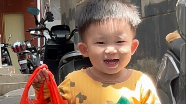 Ai cũng hỏi sao lại thích đi cùng ông chú, vì từ nhỏ em đã được ông chú dắt đi nhận hàng, mua đồ rồi
