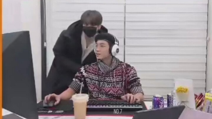 بعد انتهاء موعده المهني، دخل الممثل ون بطريق الخطأ إلى بث مباشر للاعبين في اللعبة، فقال اللاعبون: جو