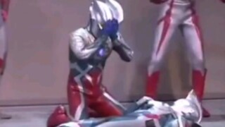 Adegan terkenal dan lucu dalam sandiwara panggung tersebut antara lain Ultra menangis berkabung, Dan