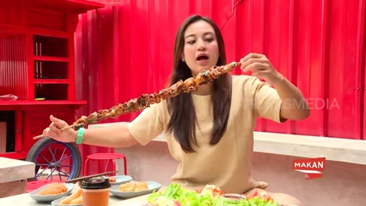 Puty Nurul Mencoba Sensasi Sate Satu Meter di Murabae Bento | MAKAN RECEH (13/07/22)