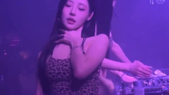 Đêm khuya chẳng có tình yêu chân thật – hãy yêu thương chính mình thật tốt!