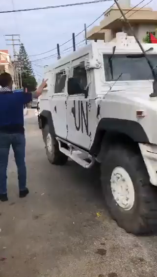 Thanh niên Lebanon ép xe của lực lượng gìn giữ hòa bình Liên Hợp Quốc tại Liban phải đi qua cờ Mỹ 🇺🇸