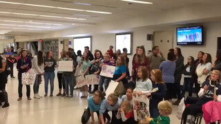 感动！当收养的中国宝宝出现那一刻，在场所有人都沸腾了#每个生命都应该被尊重 #温馨画面