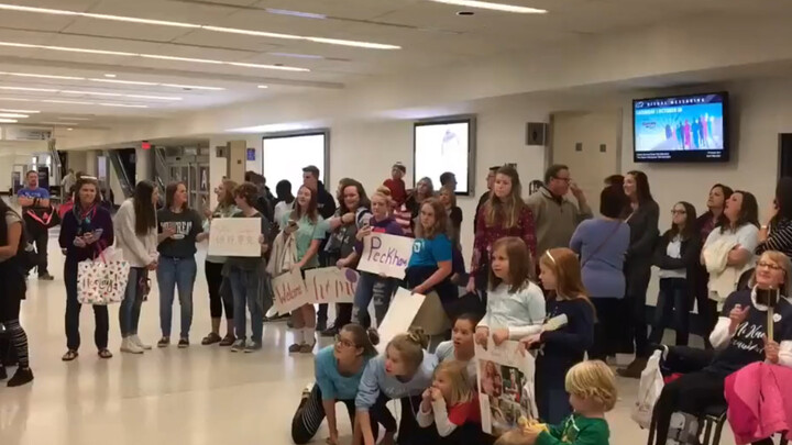 感动！当收养的中国宝宝出现那一刻，在场所有人都沸腾了#每个生命都应该被尊重 #温馨画面