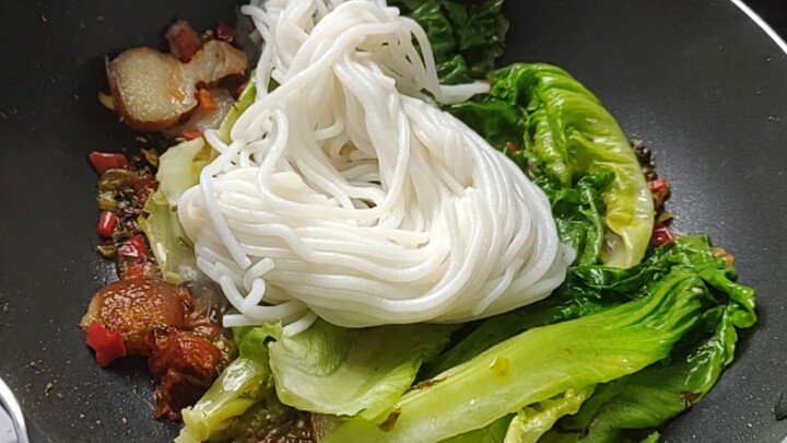 Ayo, makan mi goreng seharga 1 yuan