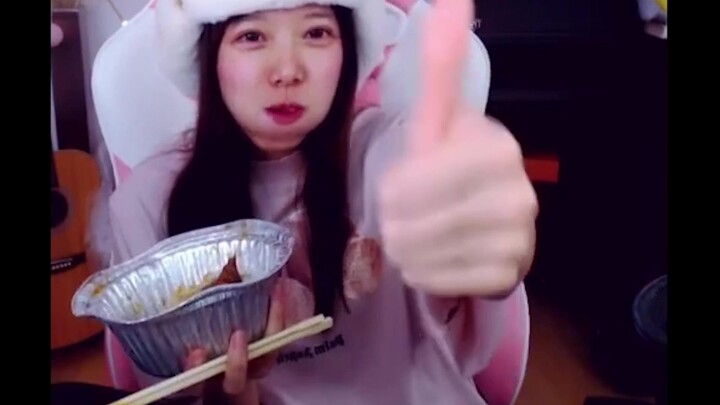 My name is Luo Yuting, and I’m the champ at eating! (Mukbang mashup, super cute) (Part 5)