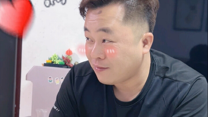 Em trai: Anh dịu dàng đến mức em hơi sợ rồi~